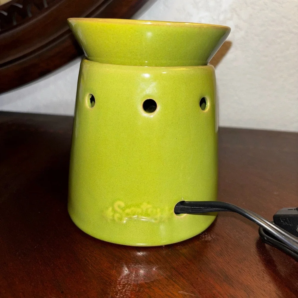 Scentsy Electric Wax Warmer Lime Green Ceramic Modern‎ Wrap Design with 20W bulb